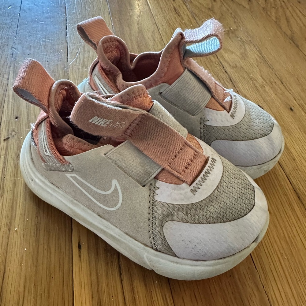 NIKE Toddler Flex easy on sneakers
